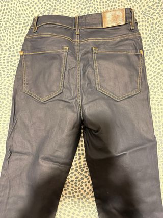 Pantalón de piel Cortefiel azul.