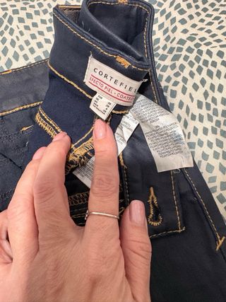 Pantalón de piel Cortefiel azul.