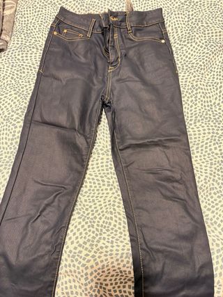 Pantalón de piel Cortefiel azul.