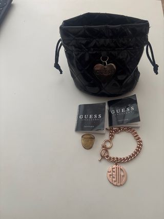 Pulsera Guess Corazón y Anillo Dorado