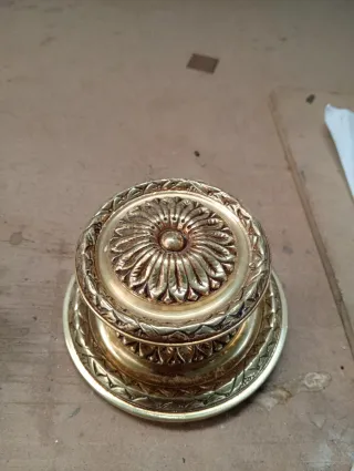 Pomo antiguo de bronce Plato de 10 cm