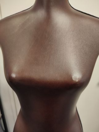 Maniquí vintage ecopiel con tara mínima