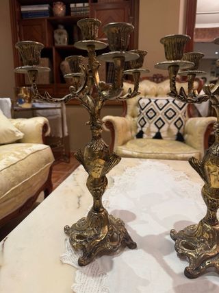 Candelabro de metal dorado