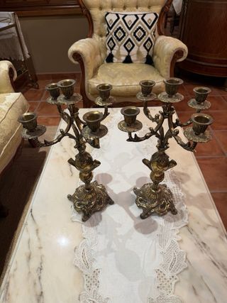 Candelabro de metal dorado