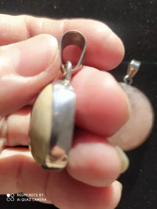 Dos colgantes de plata cuarzo y focil