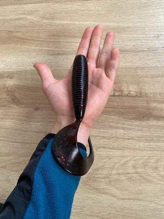 Vinilos pesca siluro negros con puntos rojos