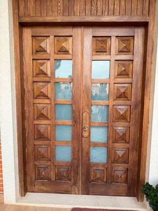 Puerta doble de madera con cristales