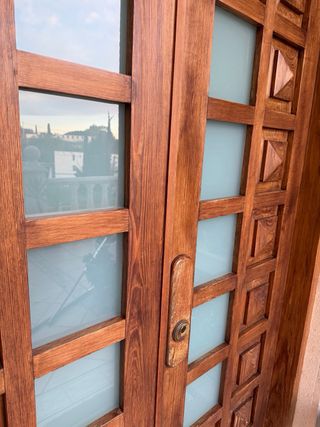 Puerta doble de madera con cristales