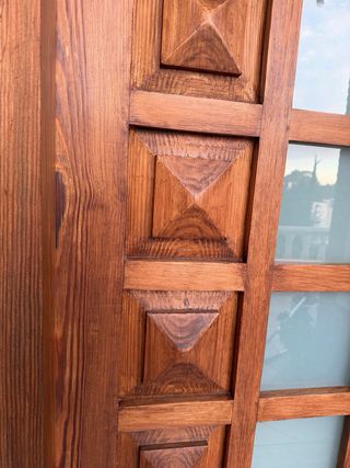 Puerta doble de madera con cristales