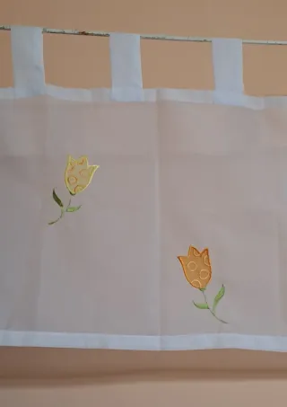 2 tende con tulipani ricamati