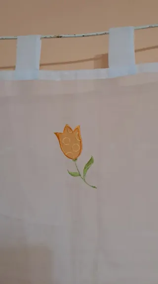 2 tende con tulipani ricamati