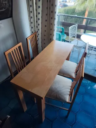 Mesa de comedor con 4 sillas plegables