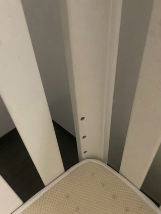 Cuna de madera con colchón.