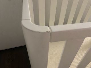 Cuna de madera con colchón.