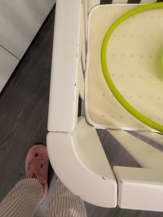 Cuna de madera con colchón.