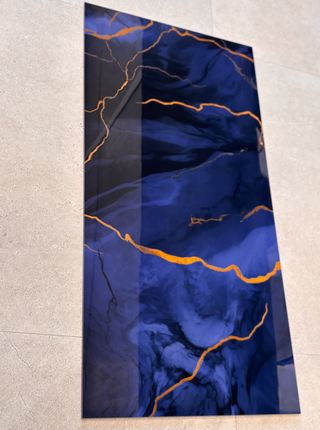 Porcelánico azul con vetas doradas 60 x 120 cm