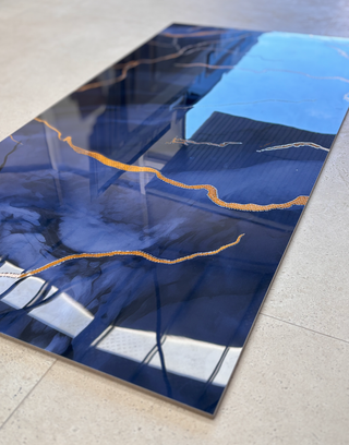 Porcelánico azul con vetas doradas 60 x 120 cm