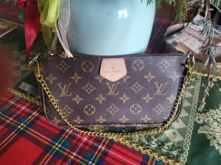 Pochette marrone con catena dorata