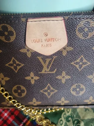 Pochette marrone con catena dorata