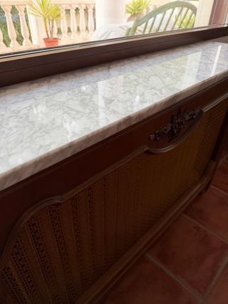 Cubre radiador de madera con mármol y ratán