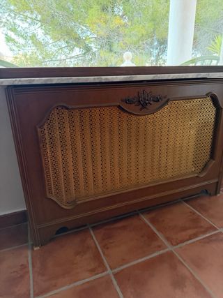 Cubre radiador de madera con mármol y ratán