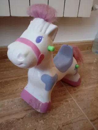 Caballo de juguete para muñecos