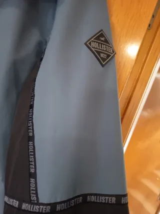 Parka impermeable Hollister gris y negra