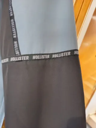 Parka impermeable Hollister gris y negra