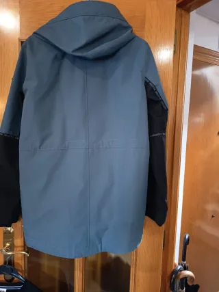 Parka impermeable Hollister gris y negra