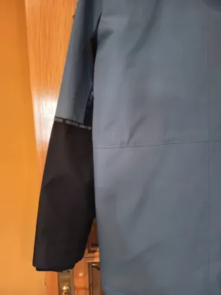 Parka impermeable Hollister gris y negra