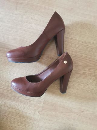 Zapatos de tacón Xti marrones dos pares