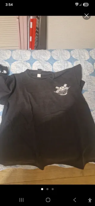 Camiseta negra con estampado