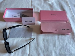 Gafas de sol Miu Miu negras y doradas