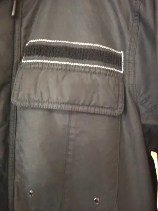 Parka de algodón negra con forro transpirable.