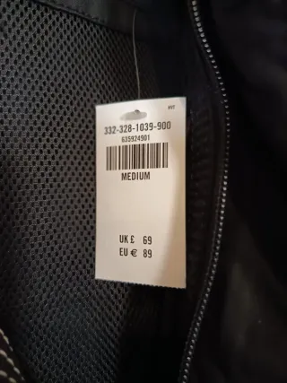 Parka de algodón negra con forro transpirable.