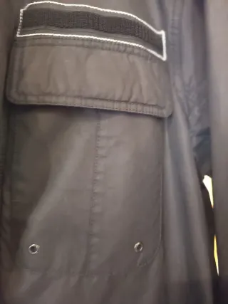 Parka de algodón negra con forro transpirable.