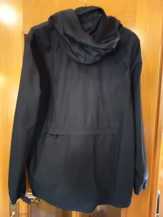 Parka de algodón negra con forro transpirable.