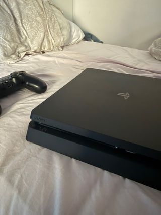 PS4 Negra con Mando y Juegos