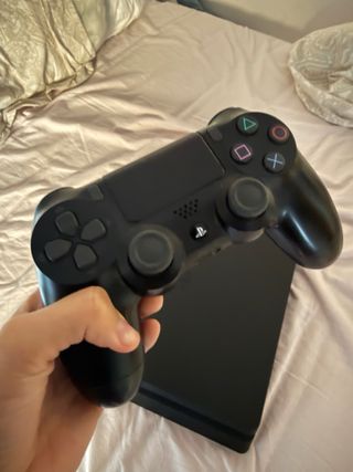 PS4 Negra con Mando y Juegos