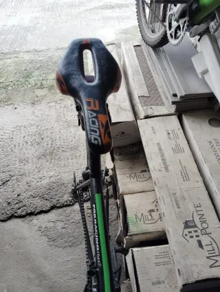 Bicicleta de carretera negra