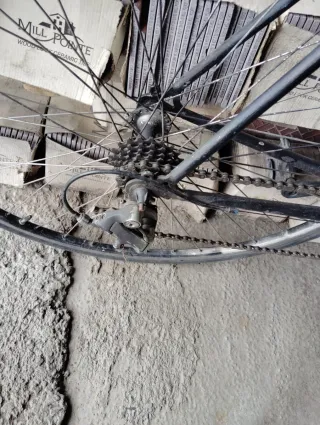 Bicicleta de carretera negra