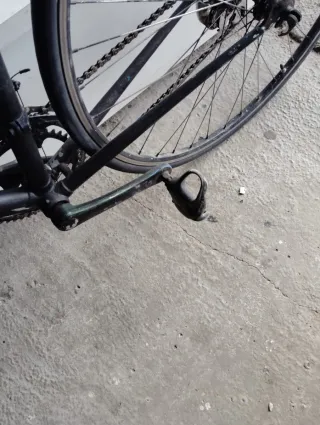 Bicicleta de carretera negra