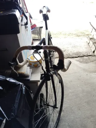 Bicicleta de carretera negra