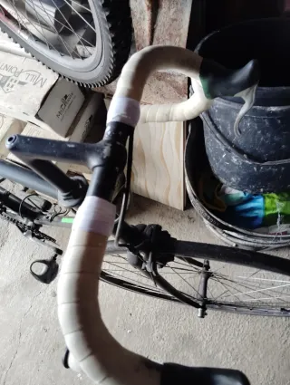 Bicicleta de carretera negra