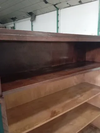 Aparador de madera con puertas de cristal