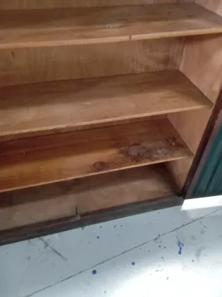 Aparador de madera con puertas de cristal