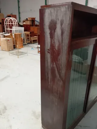 Aparador de madera con puertas de cristal