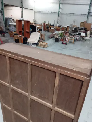 Aparador de madera con puertas de cristal