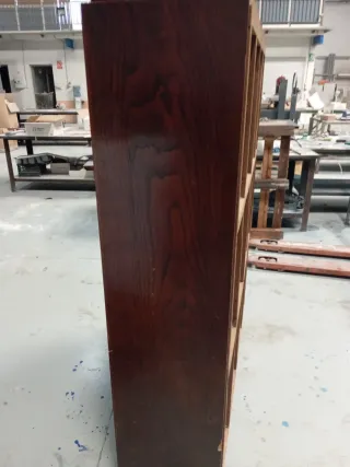Aparador de madera con puertas de cristal