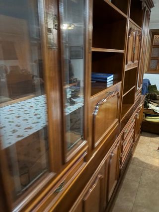 Estantería grande de madera con vitrinas